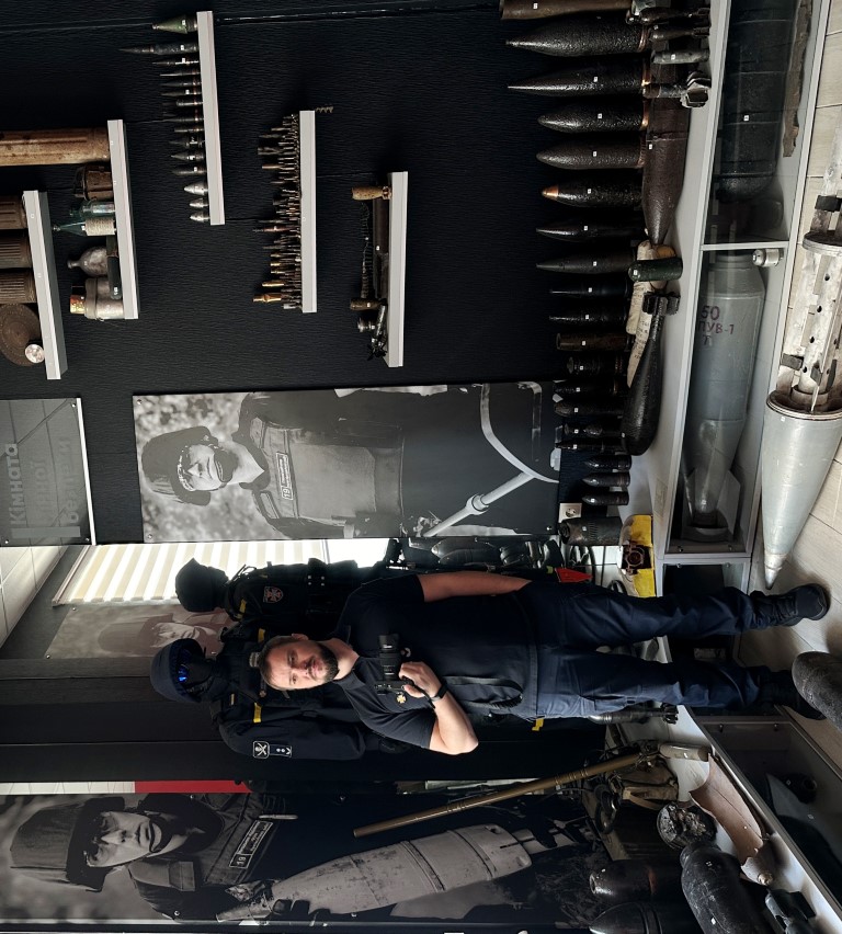 Пресофіцер Сергій Данілін розповідає про роботу підрозділу гуманітарного розмінування.jpeg